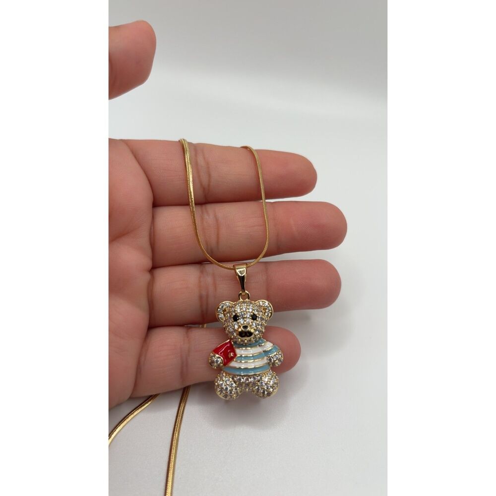 Cadena con dije de oso chapada en oro de calidad